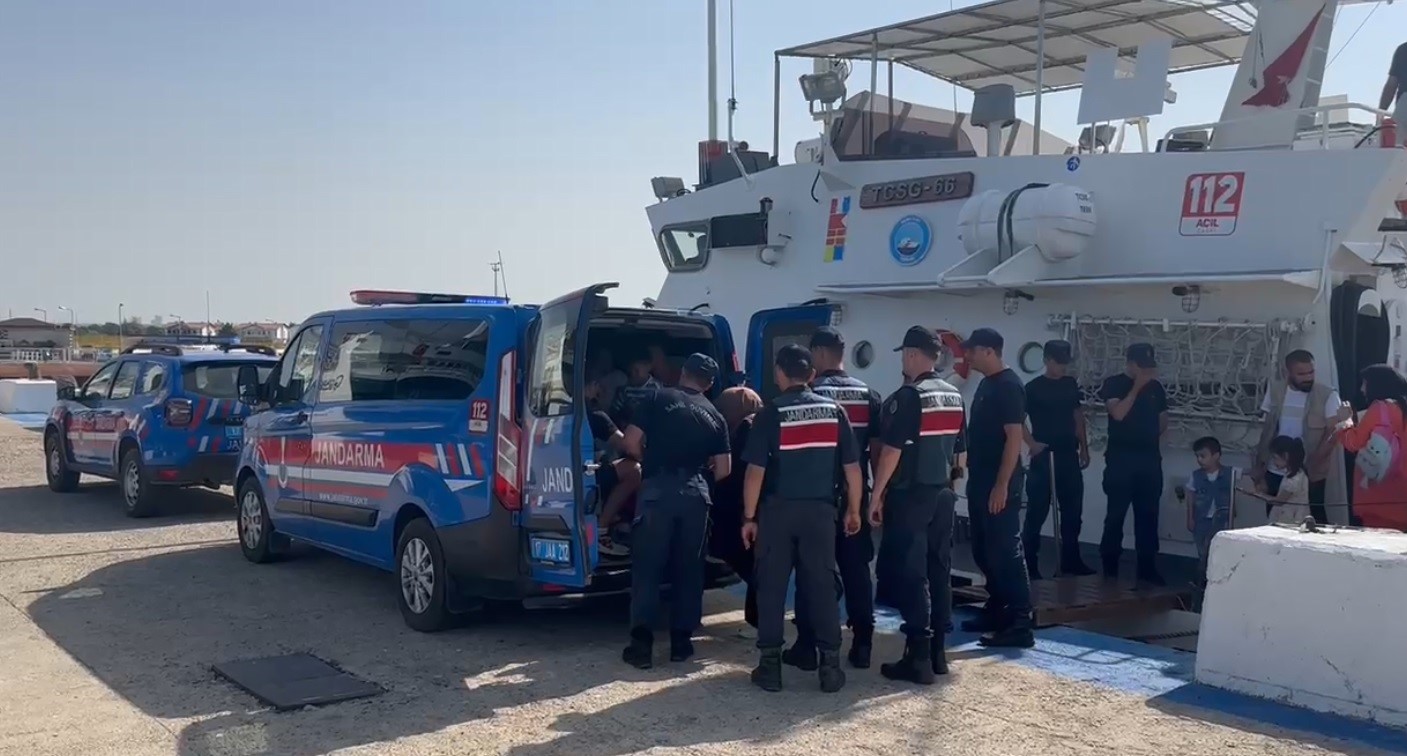 Ezine açıklarında 27 kaçak göçmen ile 3 organizatör yakalandı