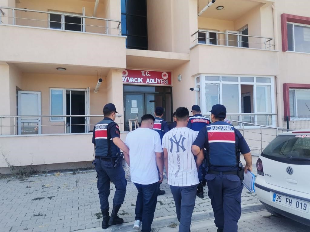 Ayvacık&rsquo;ta zeytinyağ &ccedil;alan 3 ş&uuml;pheli jandarma tarafından yakalandı
