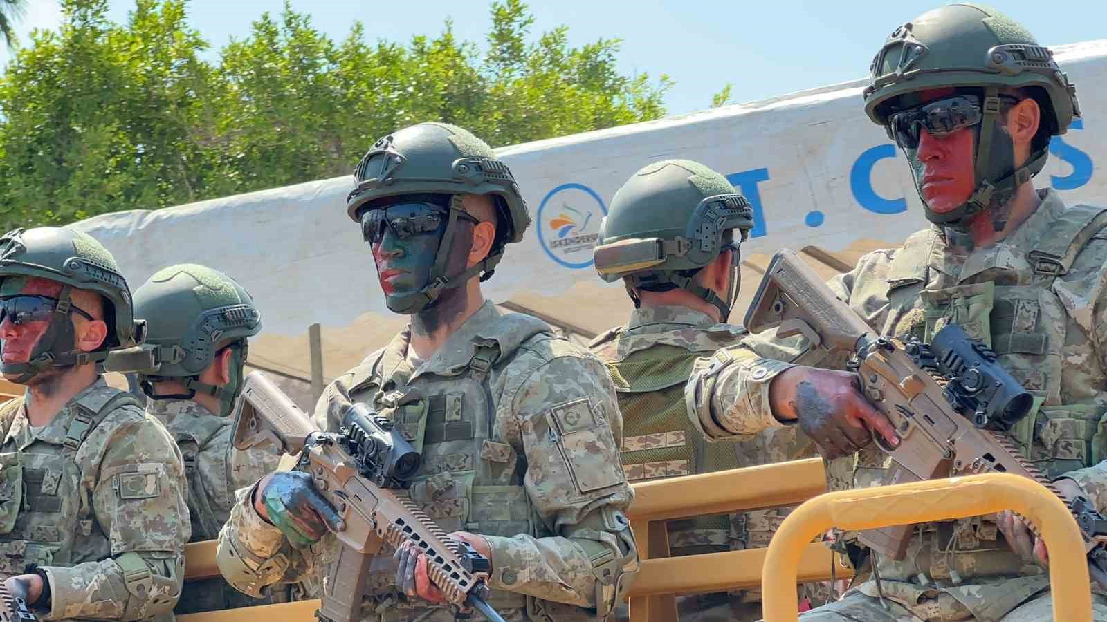 Depremden sonra sık sık deniz suyunun bastığı İskenderun’da bayram ilginç görüntülere sahne oldu