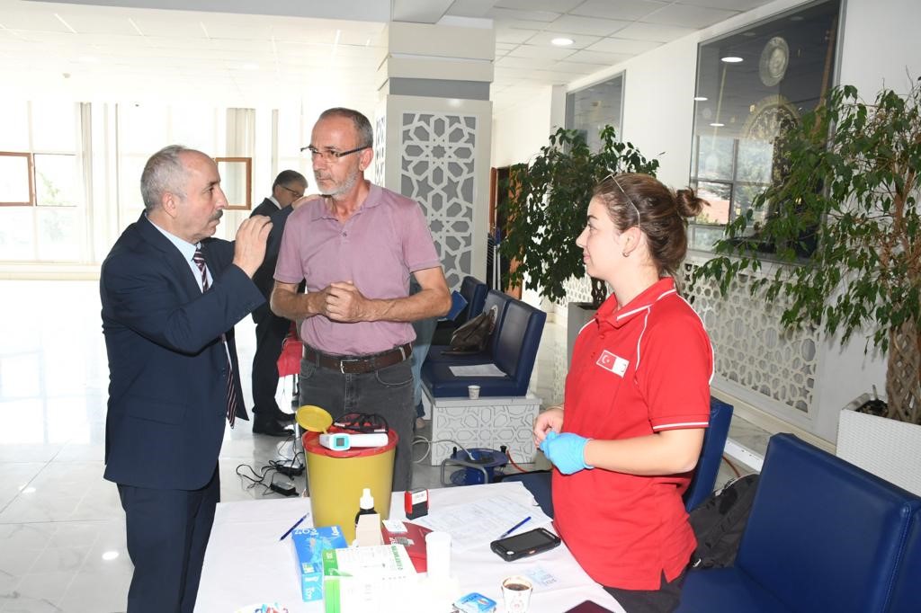 Amasya Belediyesi çalışanlarından Kızılay’a kan bağışı
