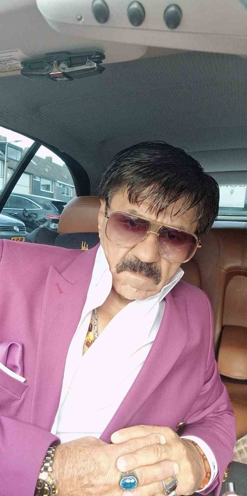 Rengarenk giyinen Modacı Kadir 30 Ağustos’ta kırmızı beyaza büründü