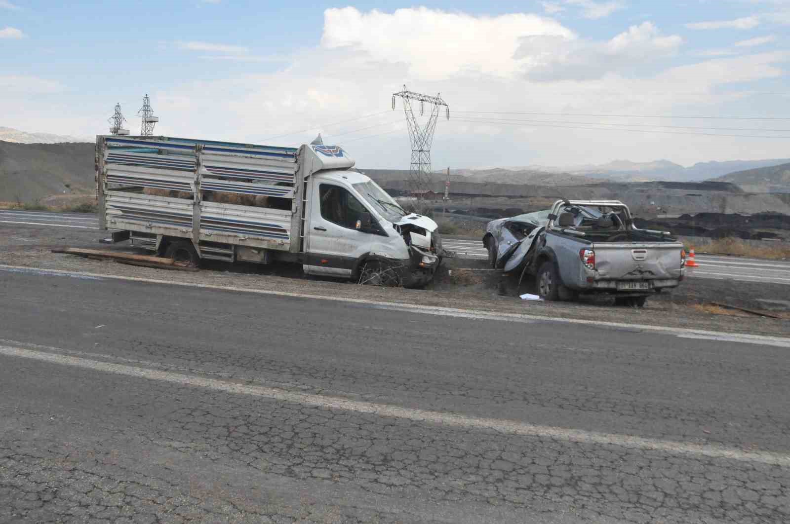 Kaza yapan sürücüyü kurtarmaya çalışırken ezilmekten son anda kurtuldular