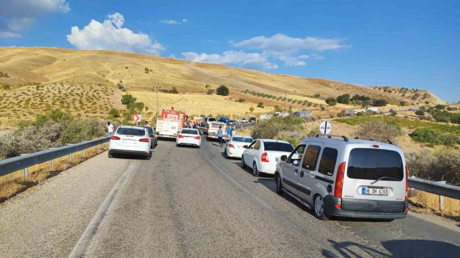 Adıyaman&rsquo;da feci kaza: 6&rsquo;sı ağır 7 yaralı 