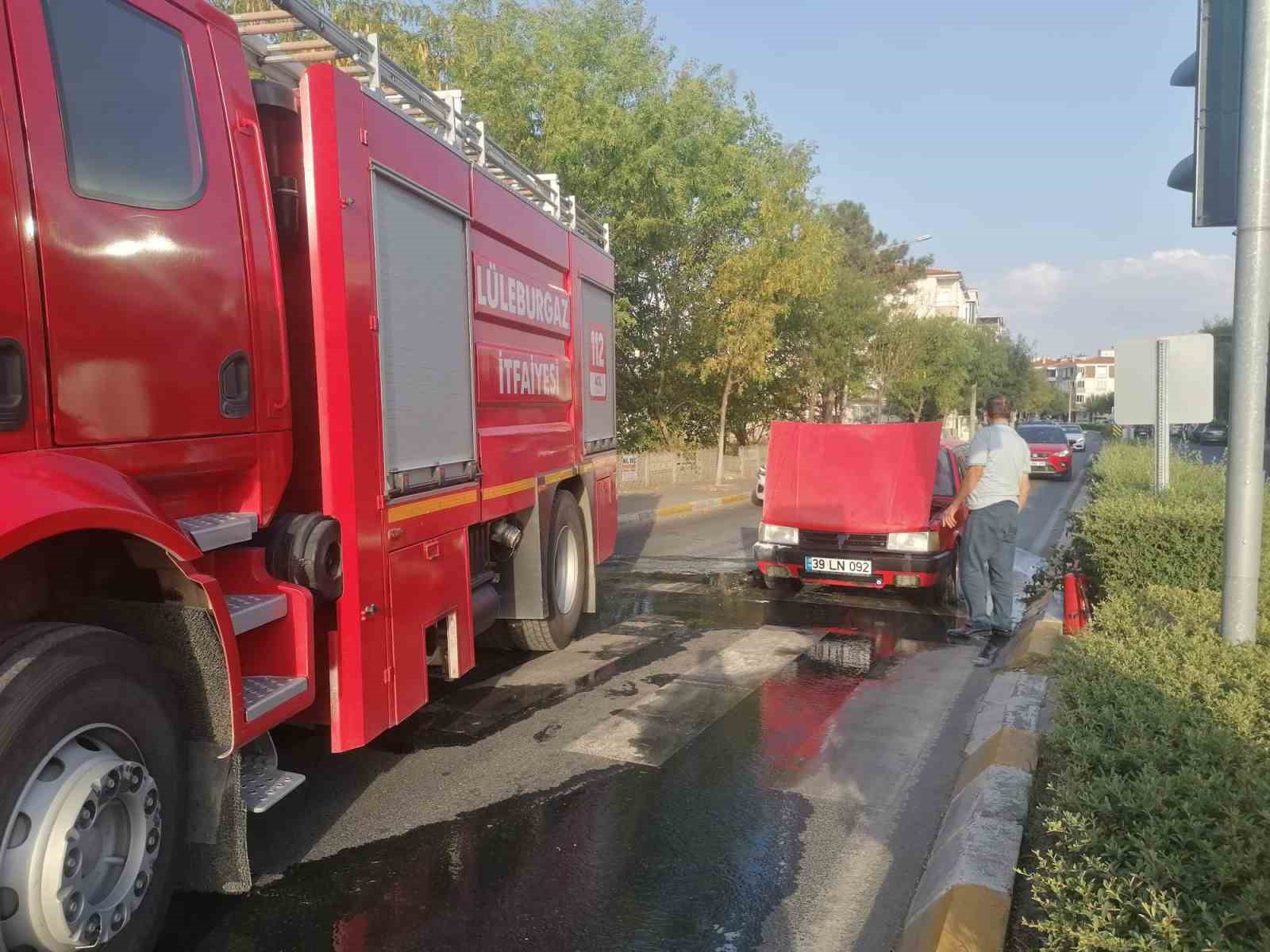 L&uuml;leburgaz&rsquo;da seyir halindeki otomobil alev aldı
