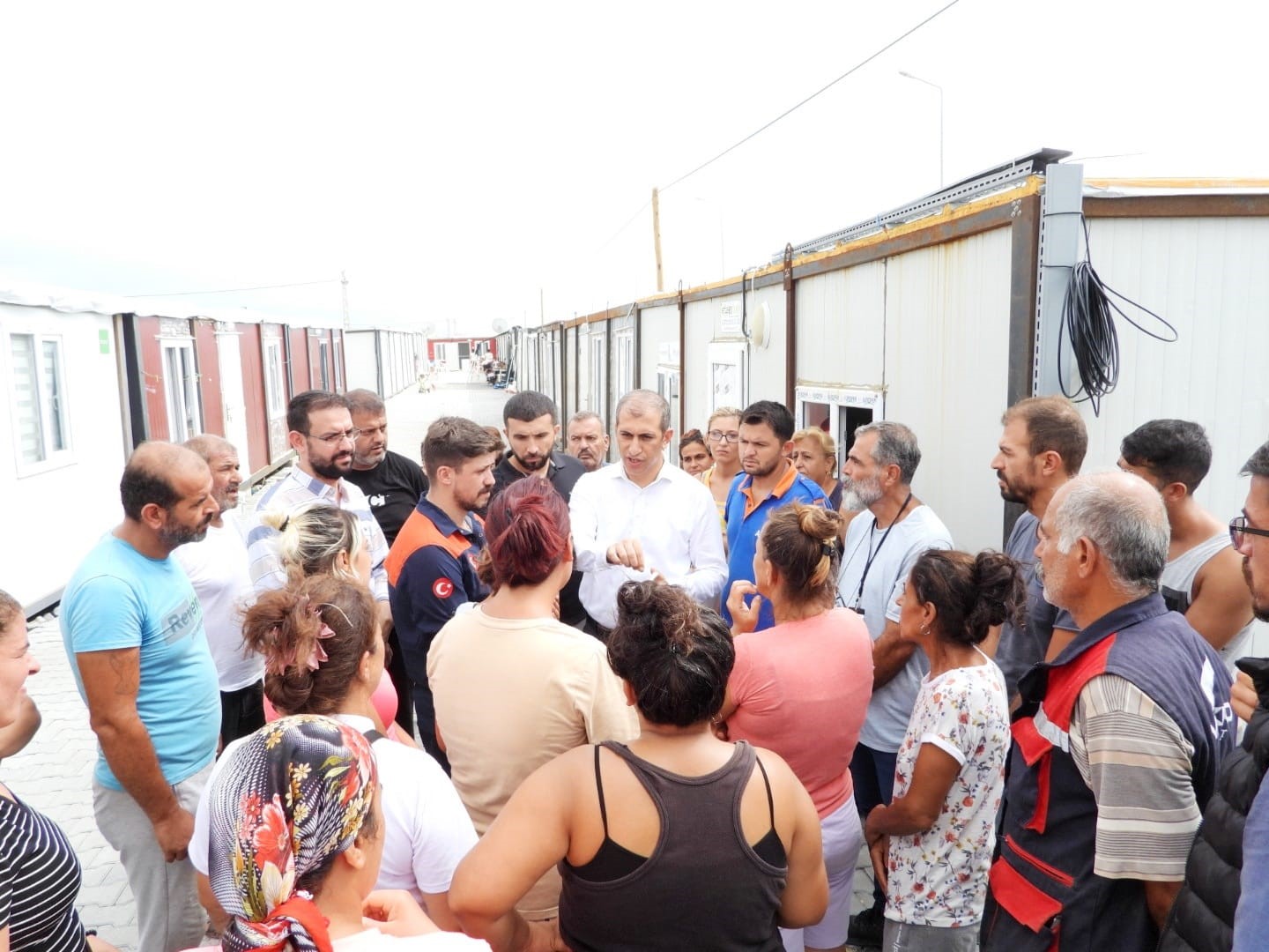 Samandağ Kaymakamı sağanak sonrası olumsuzluklara yerinde m&uuml;dahale etti
