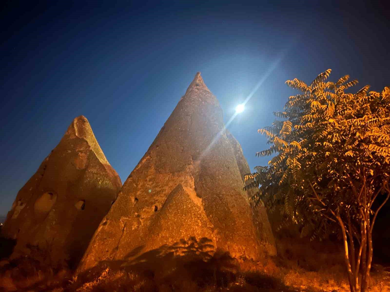 "Mavi Ay" Peribacasına yansıtılan T&uuml;rk bayrağı ile g&ouml;r&uuml;nt&uuml;lendi
