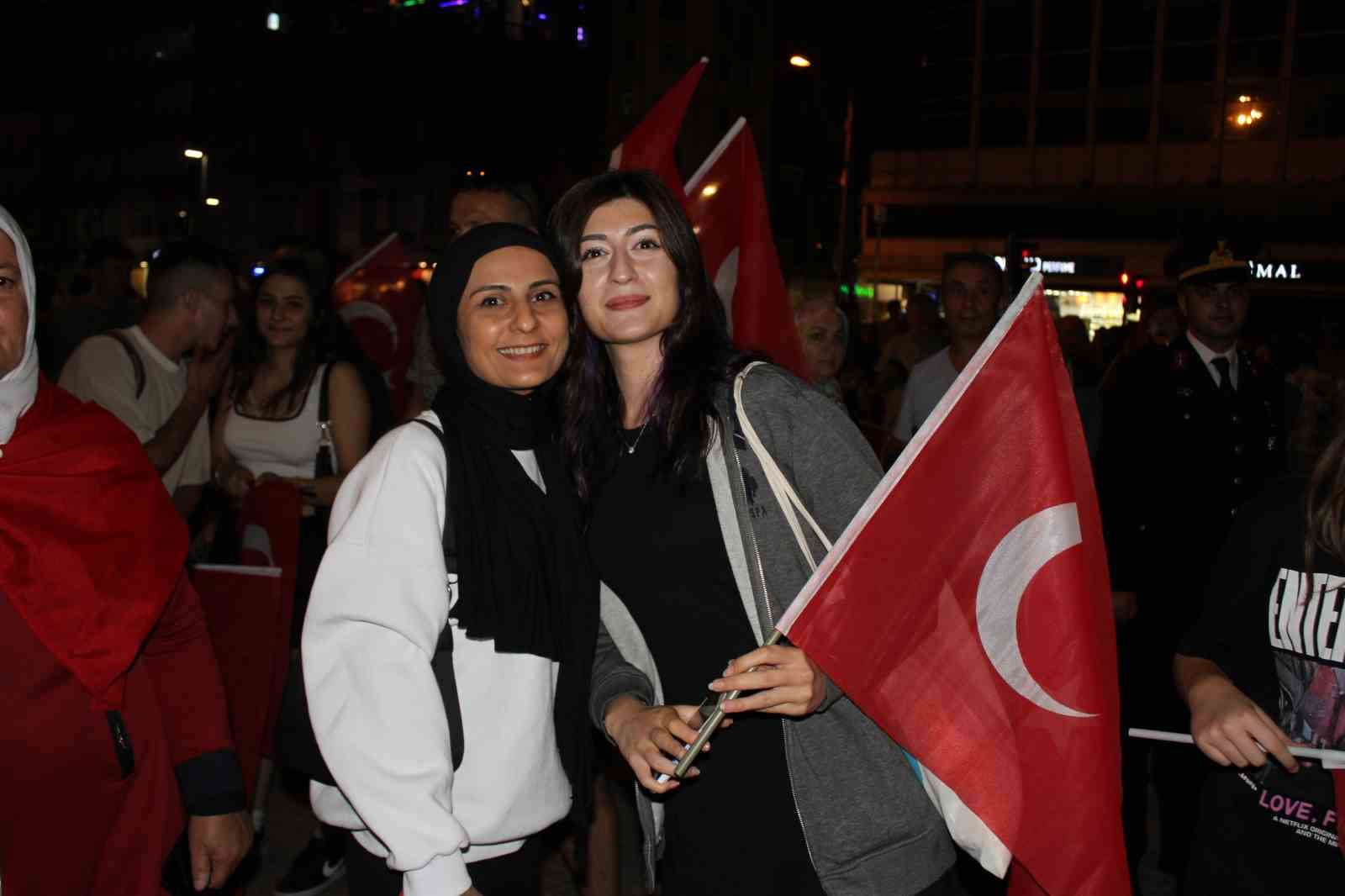 Uşak&rsquo;ta Zafer Bayramı coşkusu fener alayı ile s&uuml;rd&uuml;
