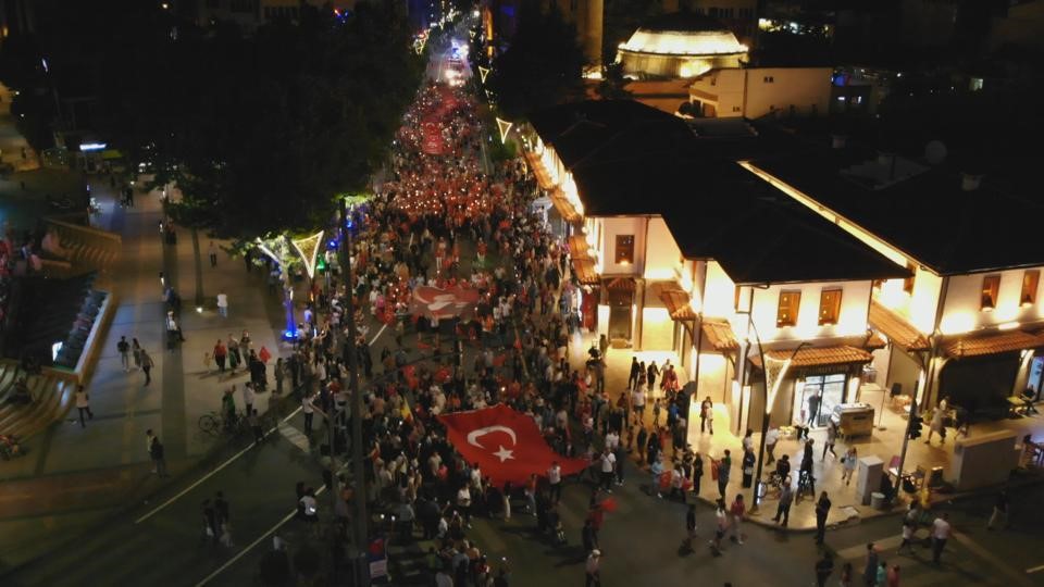 Isparta’da Zafer Bayramı coşkusu fener alayı ile devam etti