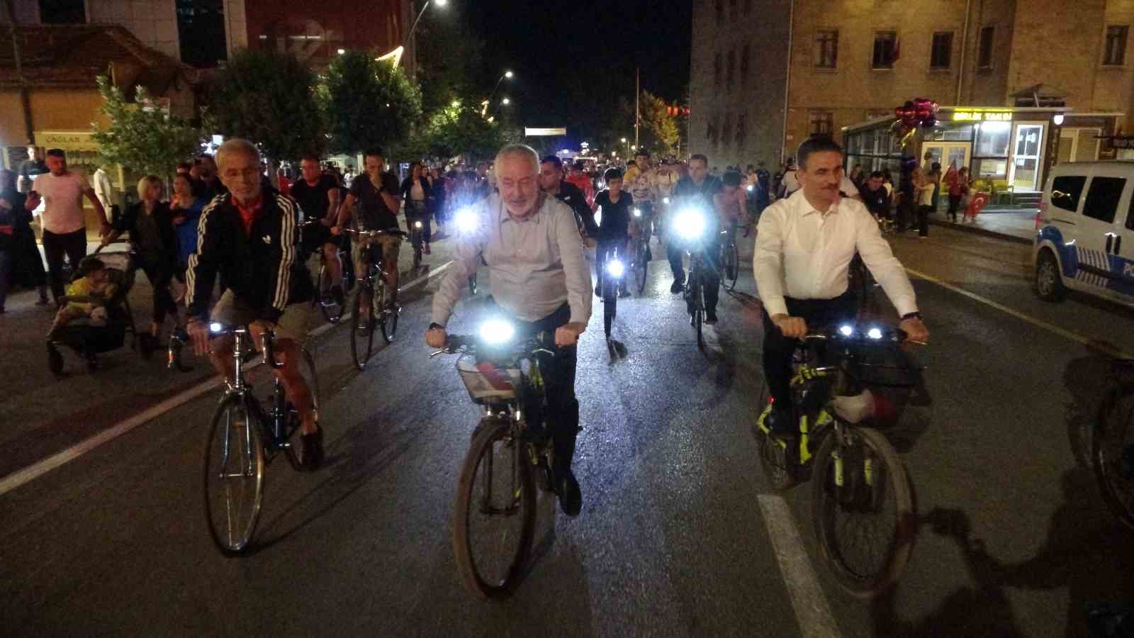 Isparta&rsquo;da Zafer Bayramı coşkusu fener alayı ile devam etti
