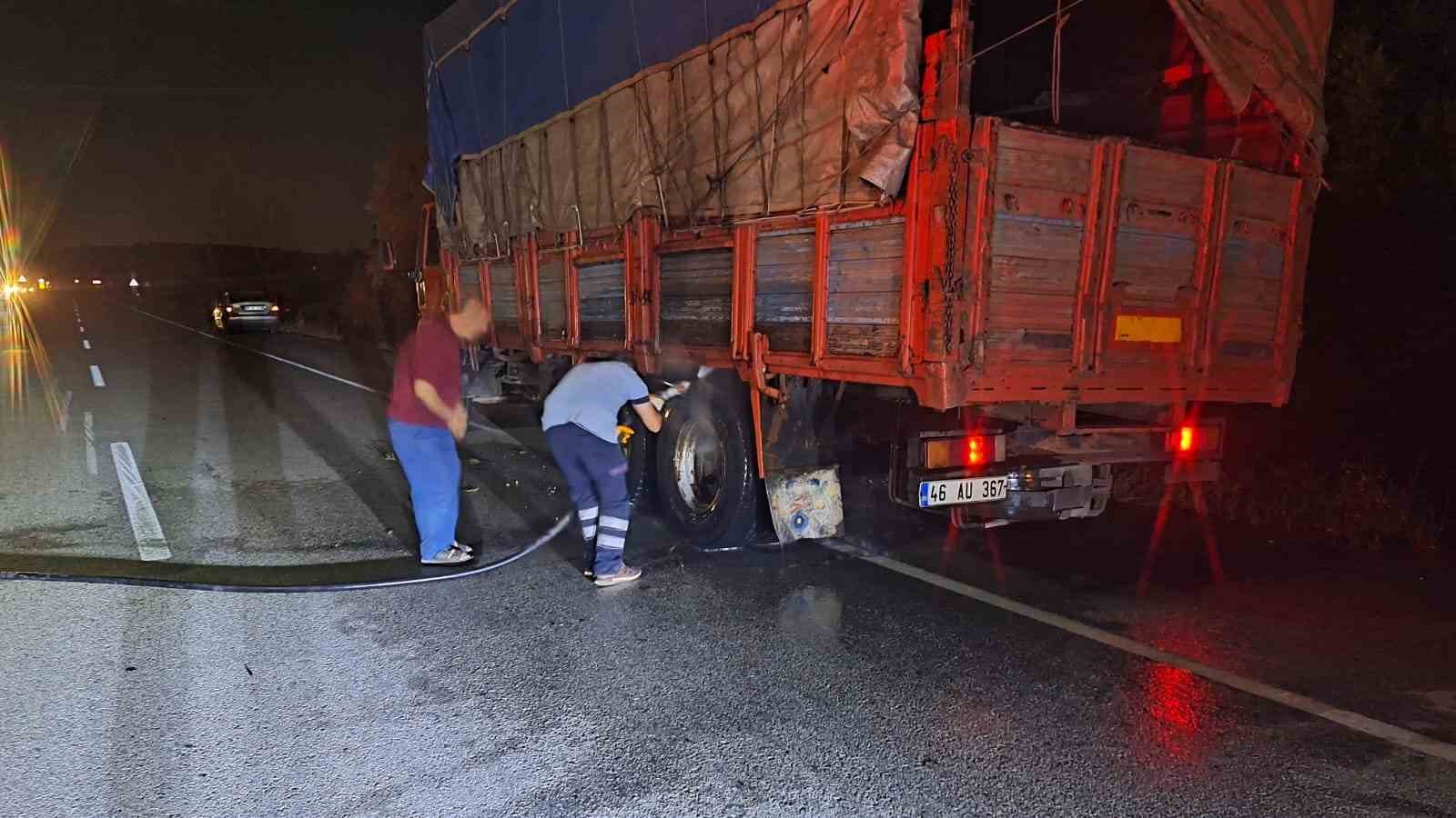 Seyir halindeki kamyonun lastikleri alev aldı