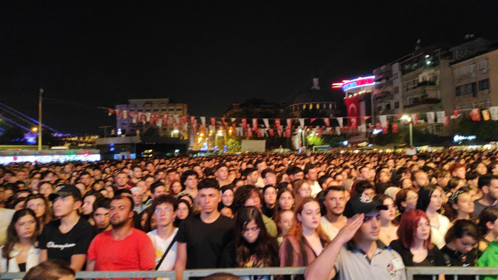 Teoman basın mensuplarını konserinden kovdu
