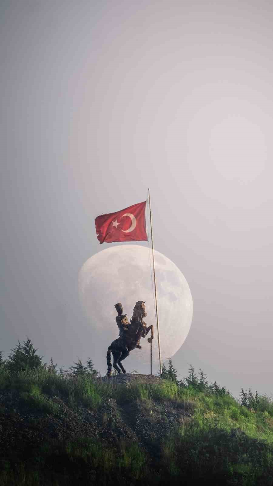 S&uuml;per mavi ay Burdur&rsquo;da kartpostallık g&ouml;r&uuml;nt&uuml;ler oluşturdu
