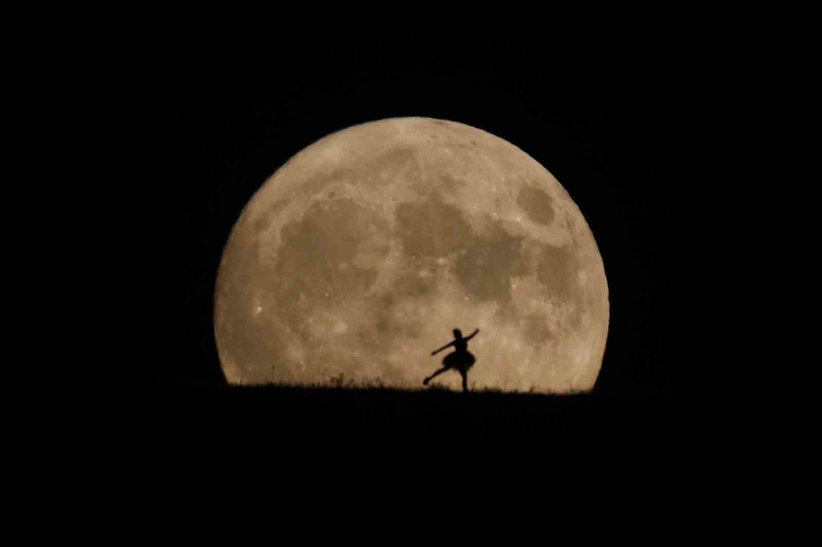 Van&rsquo;da &lsquo;S&uuml;per Mavi Ay&rsquo; mest etti
