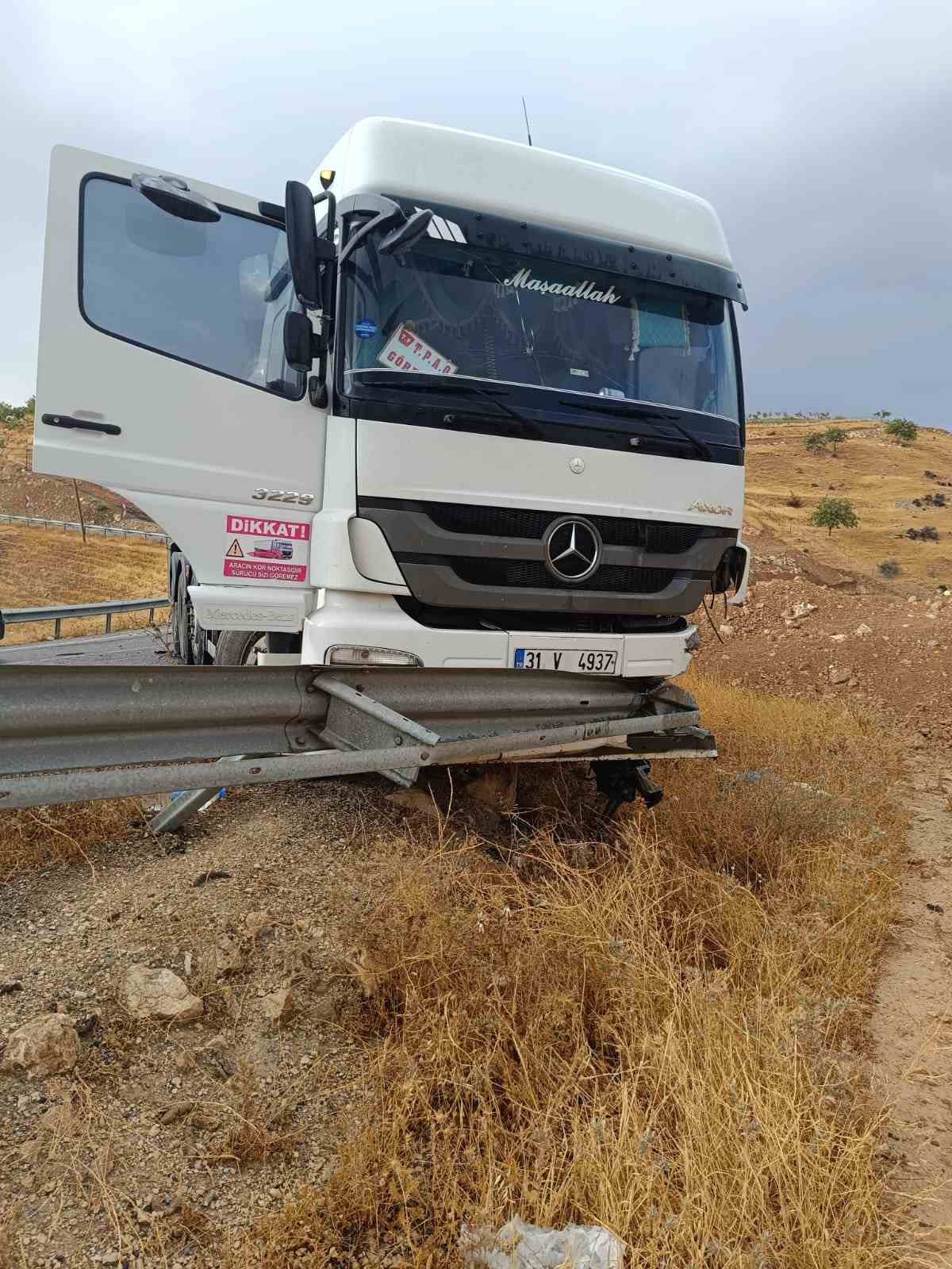 Siirt’te virajı alamayan tır şarampolde mahsur kaldı