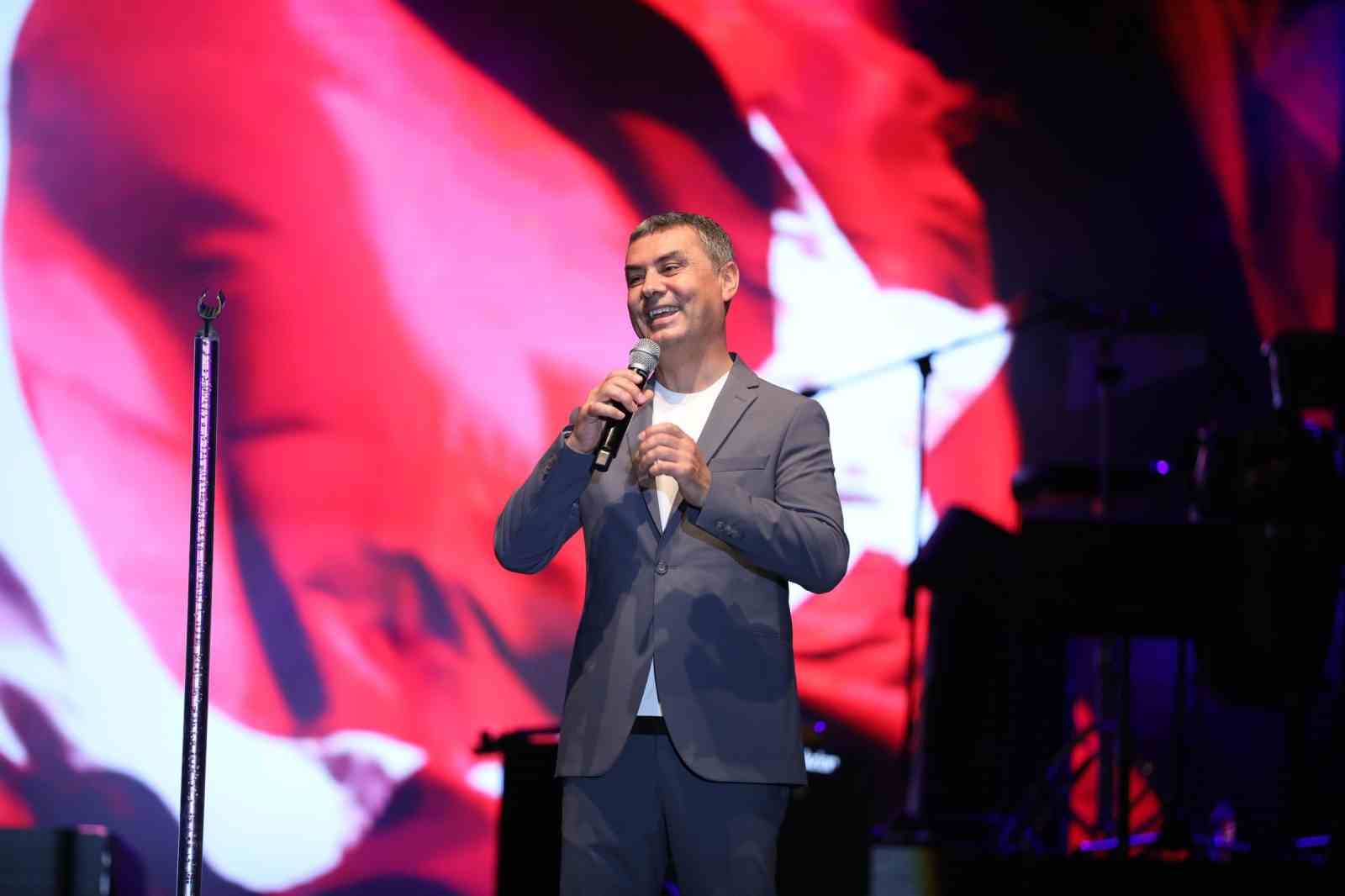 Gölbaşı’nda 30 Ağustos Zafer Bayramı sanatçı Zara ile kutlandı