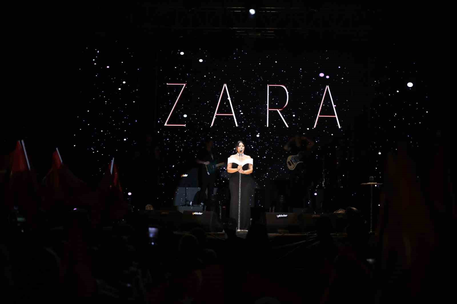 G&ouml;lbaşı&rsquo;nda 30 Ağustos Zafer Bayramı sanat&ccedil;ı Zara ile kutlandı
