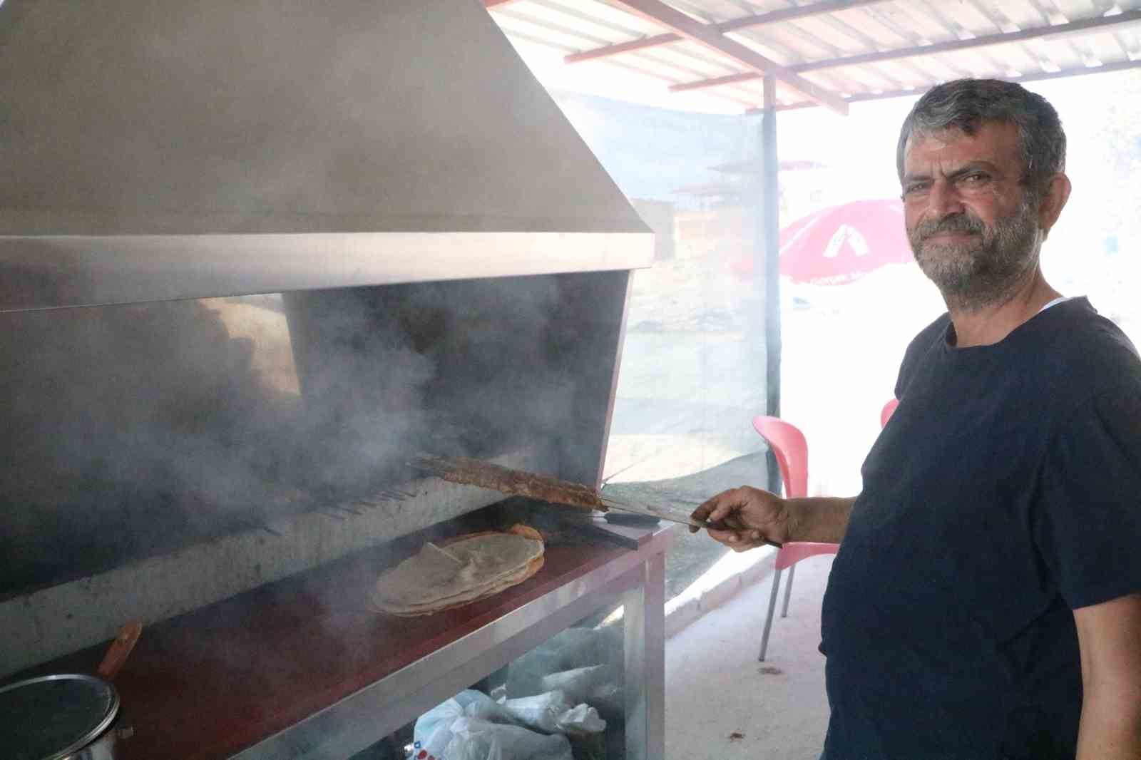 Depremzede esnafın umudu yeniden yeşerdi