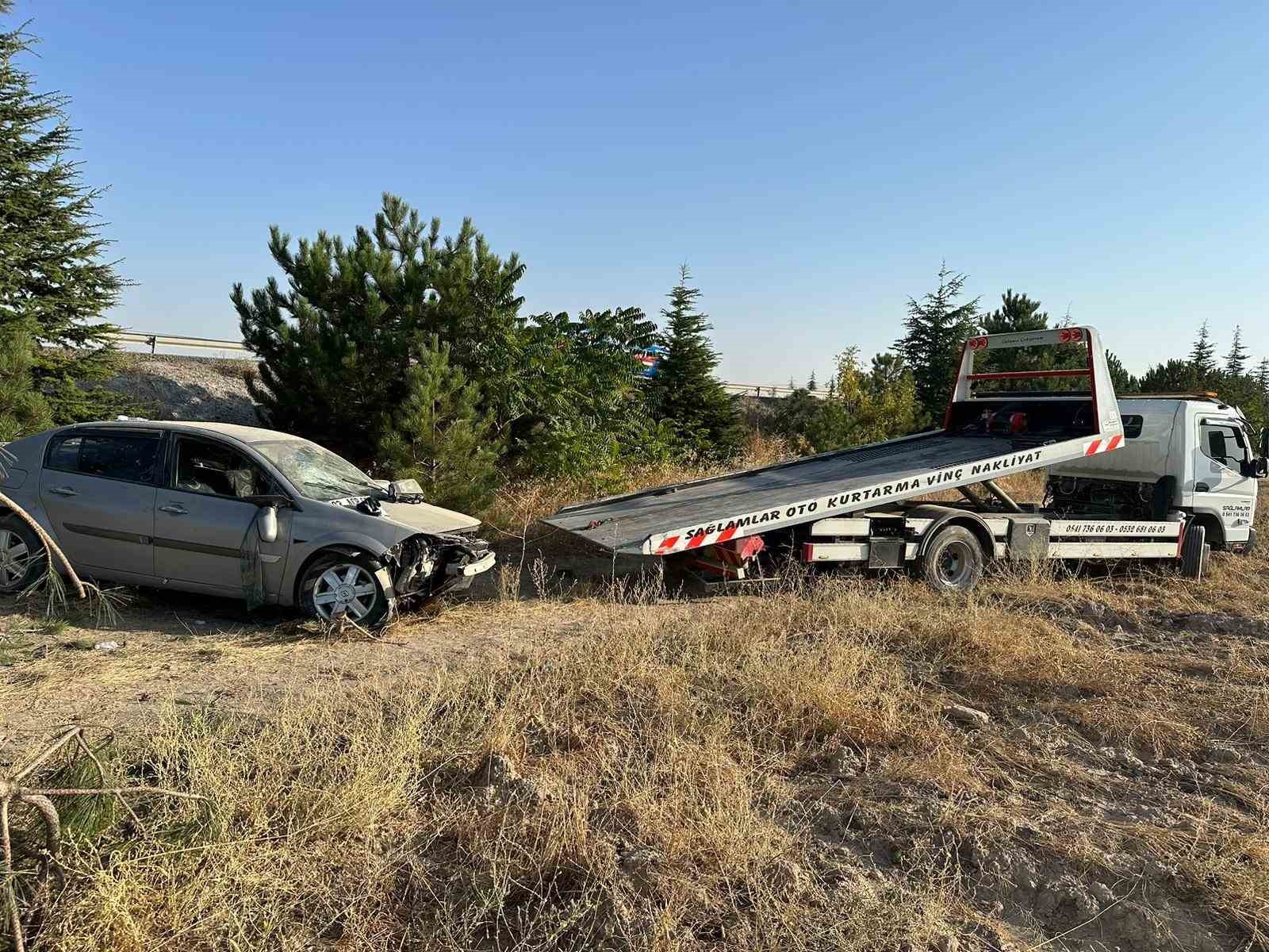 Şarampole girip ağaçlara çarpan otomobilde 4 kişi yaralandı