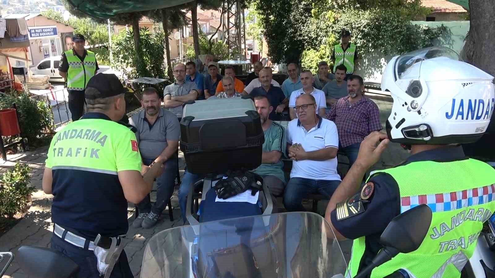 Yalova’da jandarma kask kullanımının önemini anlatıyor