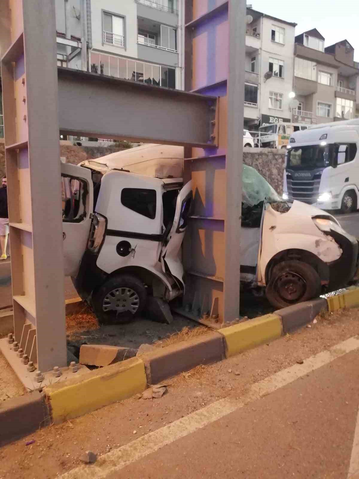 Kontrolden &ccedil;ıkan otomobil &uuml;st ge&ccedil;it direğine &ccedil;arptı:1 yaralı
