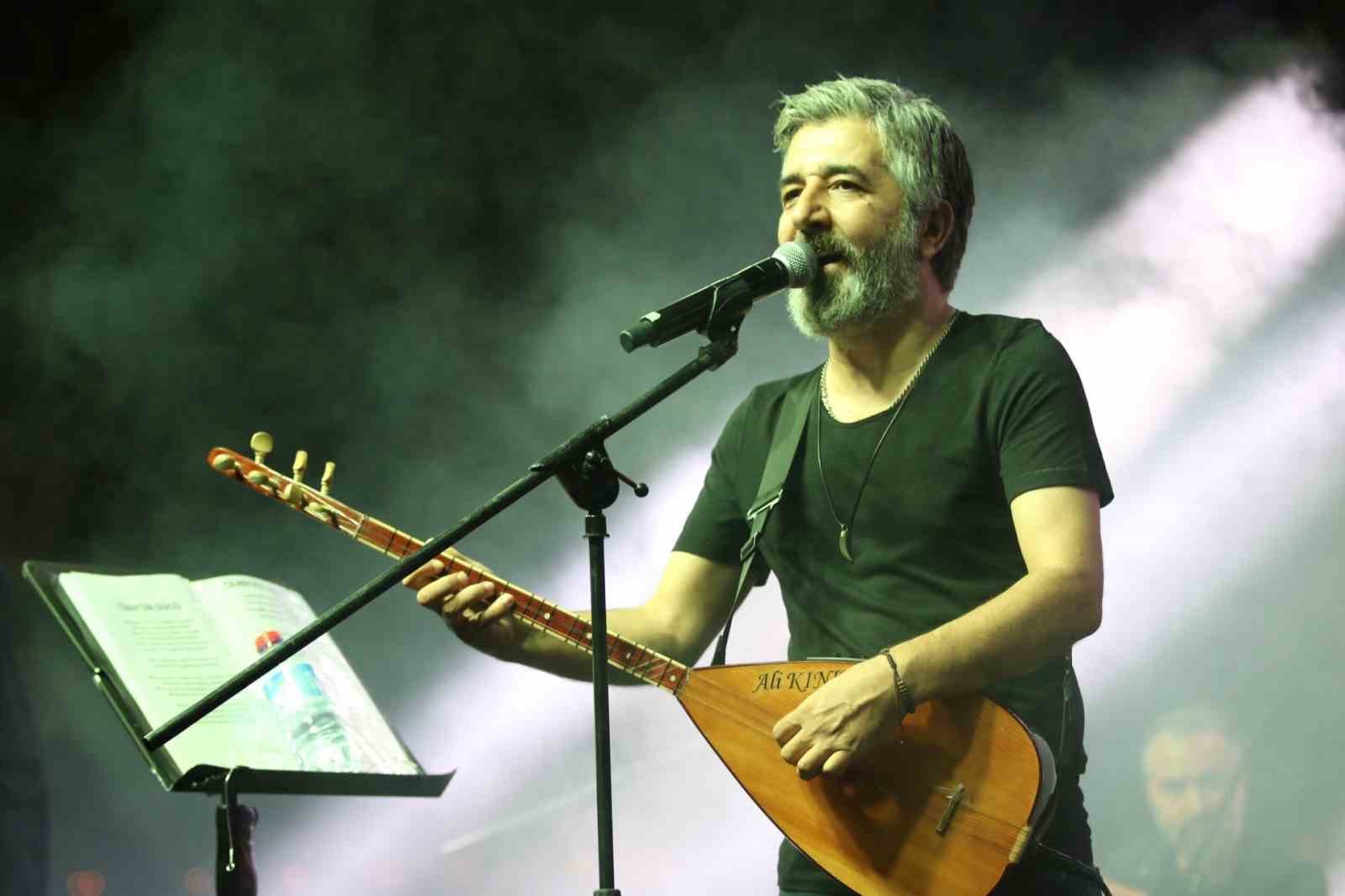 Ali Kınık tarihi kalede verdiği konserle izleyenleri mest etti