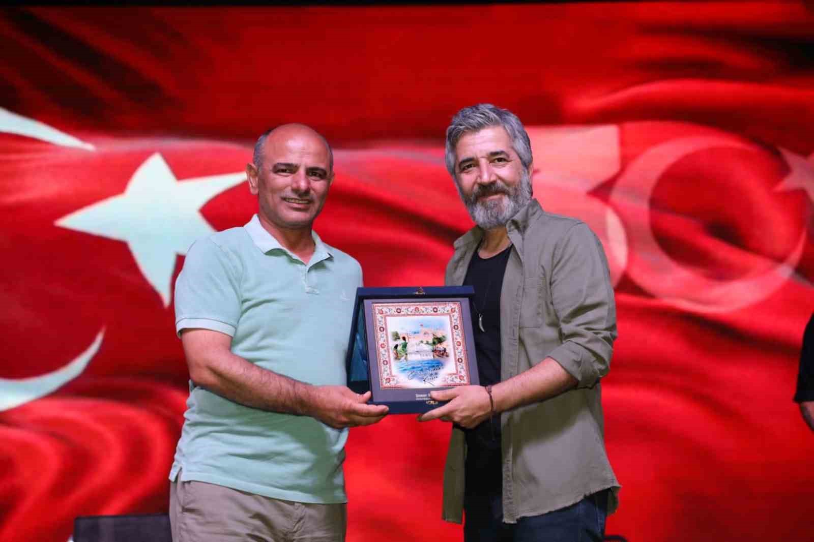 Ali Kınık tarihi kalede verdiği konserle izleyenleri mest etti
