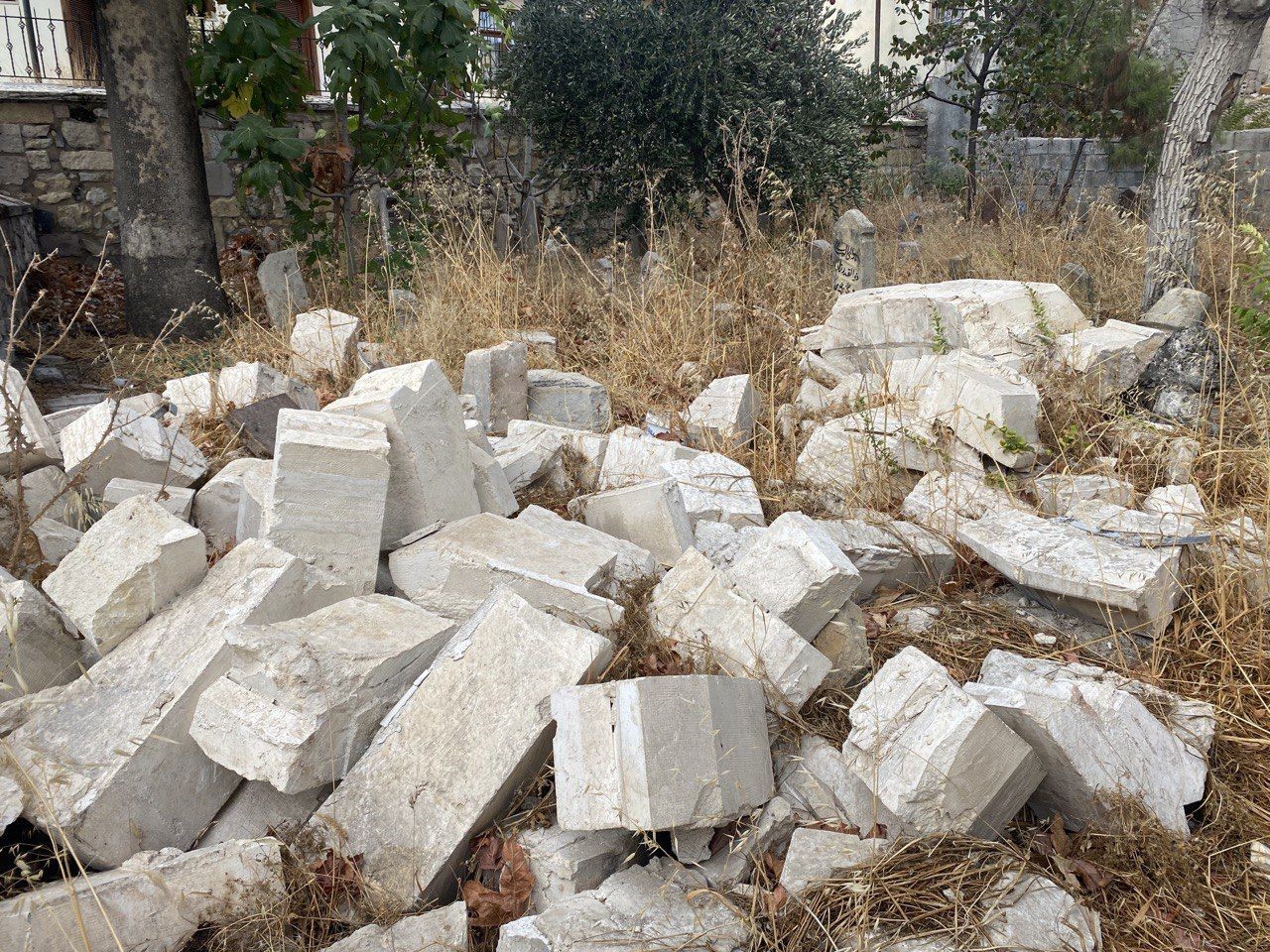 Tarihi caminin minaresi tarihi mezarların &uuml;zerine yıkıldı
