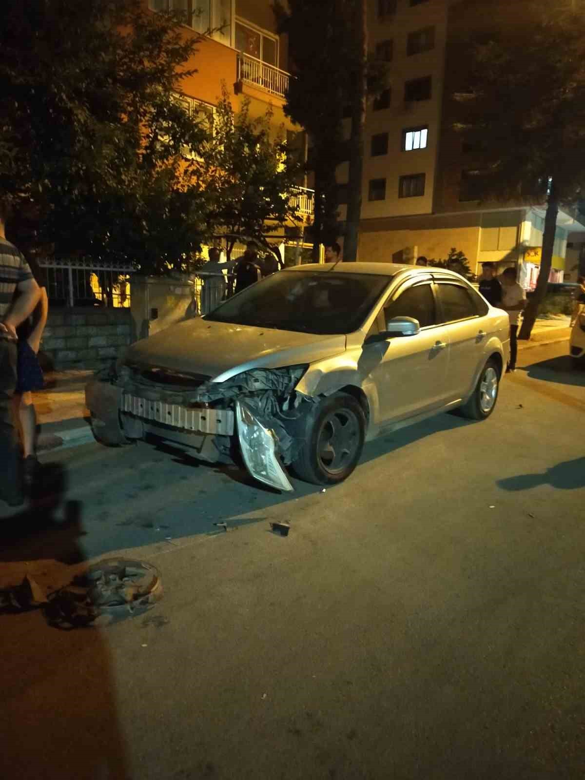 Direksiyon hakimiyetini kaybedip park halindeki ara&ccedil;lara &ccedil;arptı, olay yerinden koşarak ka&ccedil;tı
