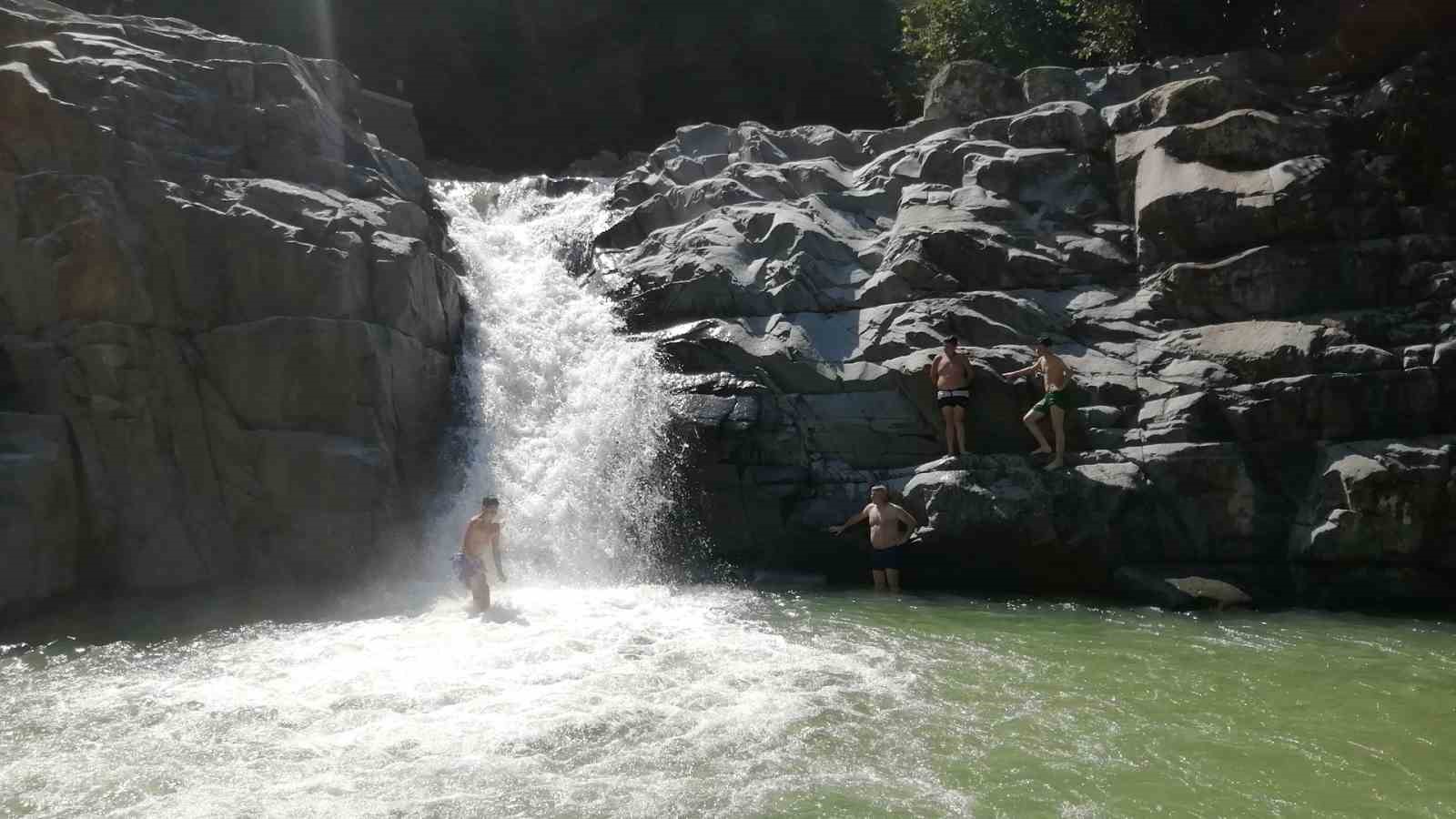 Rize&rsquo;nin G&uuml;neysu il&ccedil;esinde sıcaktan bunalanlar soluğu Katarahte Şelalesi&rsquo;nde alıyor
