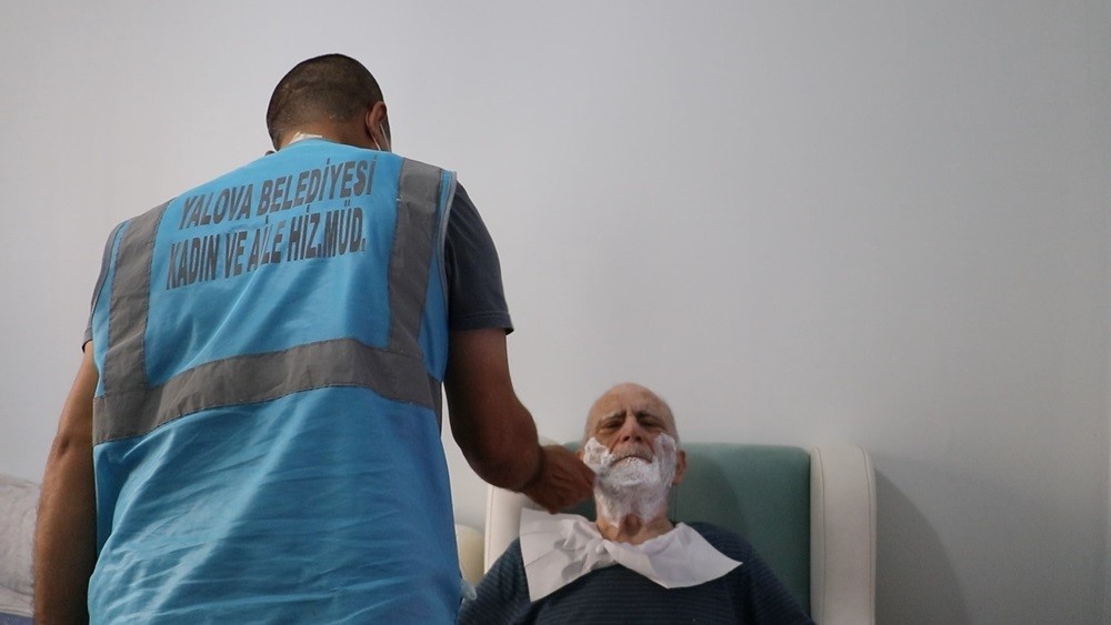 Yalova Belediyesi’nin kuaför hizmeti devam ediyor