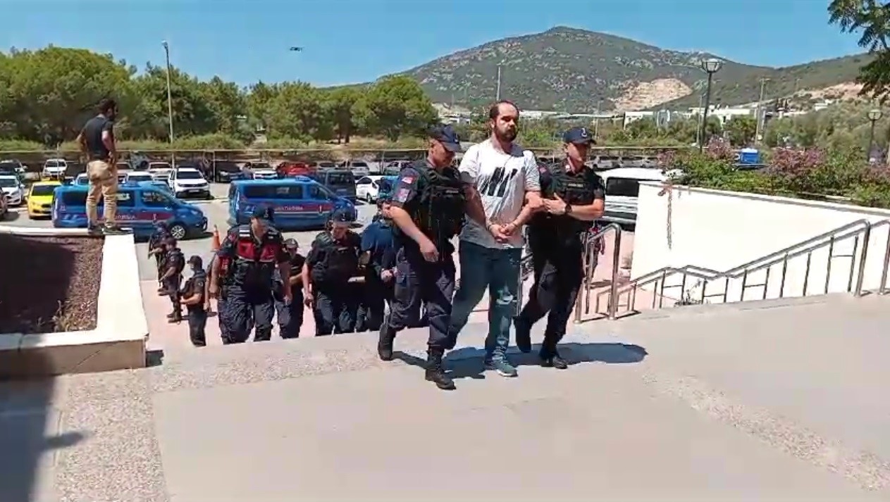 Bodrum&rsquo;da silahlı &ccedil;atışmanın zanlıları adliyeye sevk edildi
