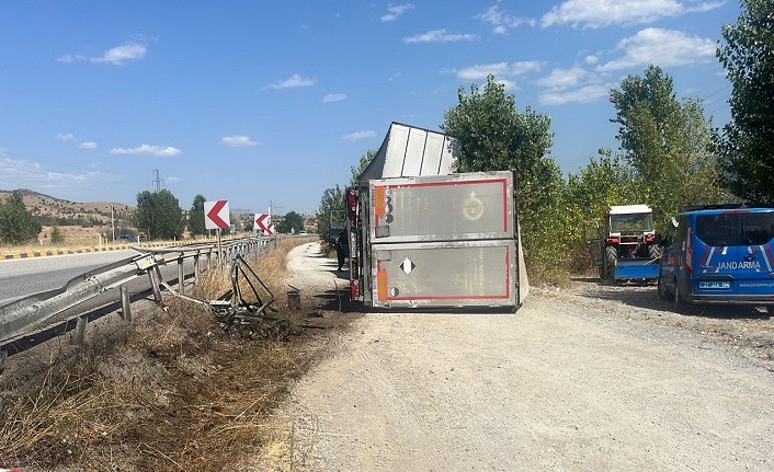 D100’de devrilen tırın sürücüsü yaralandı