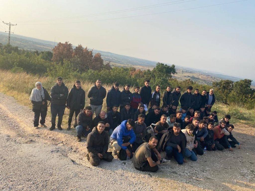 Edirne’de Bulgaristan’a geçmeye çalışan 53 göçmen yakalandı