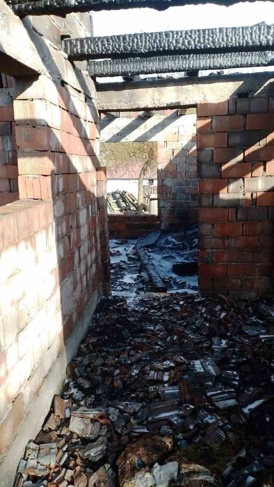 Yalova&rsquo;da yanan ahırda 6 k&uuml;&ccedil;&uuml;kbaş hayvan telef oldu
