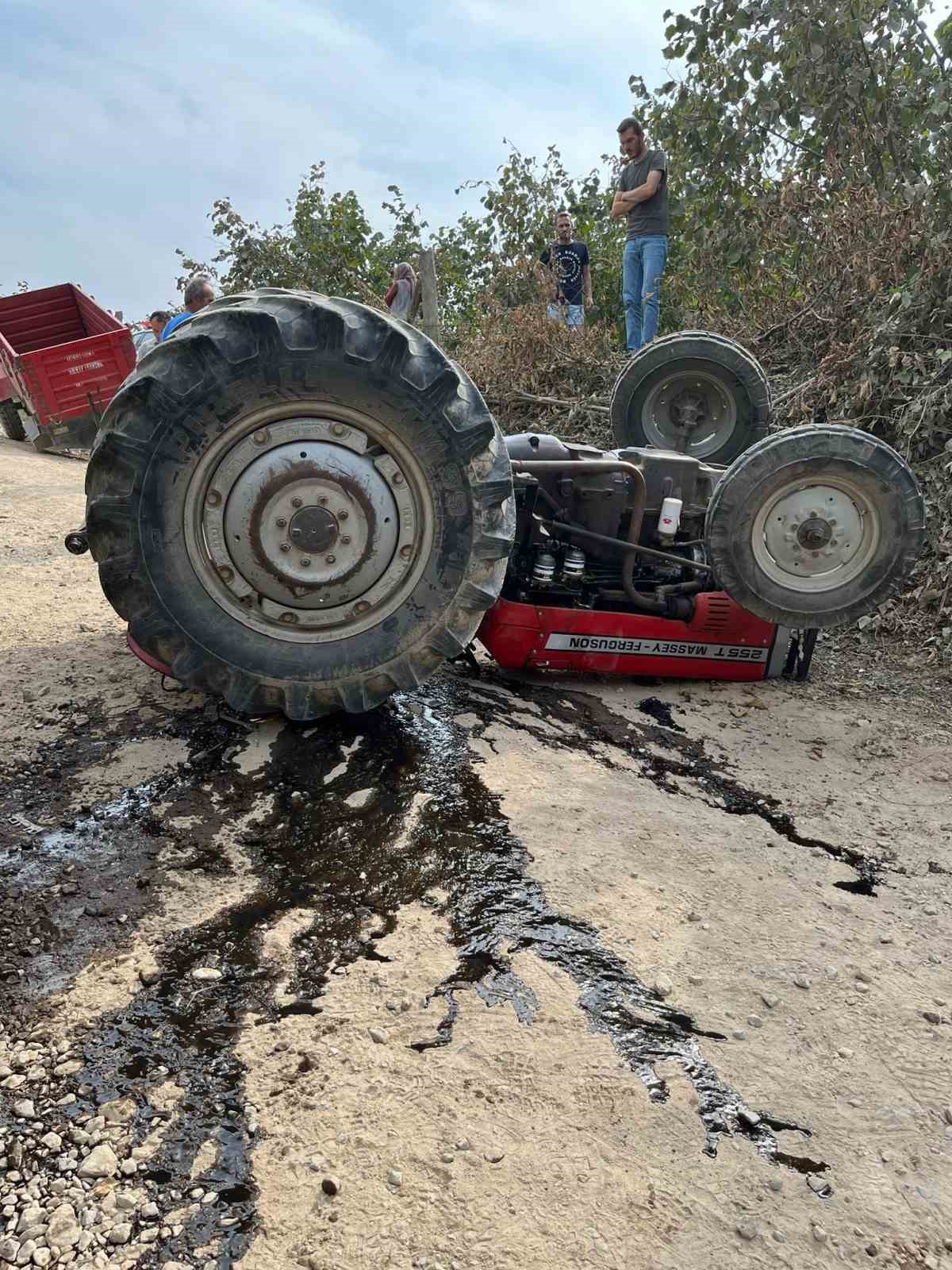 Sakarya&rsquo;da trakt&ouml;r devrildi: 1 ağır yaralı
