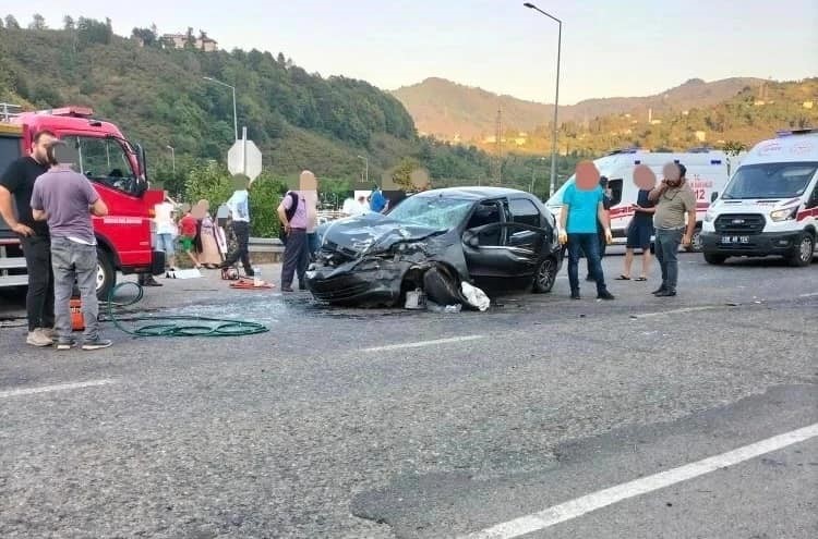 Giresun’da minibüs ile otomobil kafa kafaya çarpıştı: 1 ölü, 2 yaralı