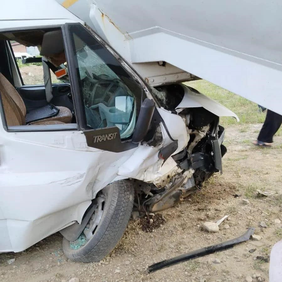 Giresun’da minibüs ile otomobil kafa kafaya çarpıştı: 1 ölü, 2 yaralı