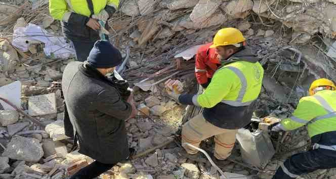 Enkazda bulunan para dolu banka kasası yetkililere teslim edildi