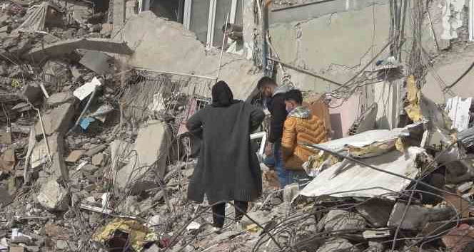 Canlarını hiçe sayıp, enkaz üstünde kıyafet arayışına düştüler