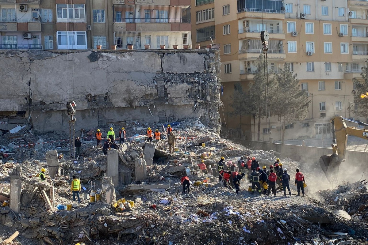 Serin-2 Apartmanı önce çatırdadı, sonra toz dumanına gömüldü