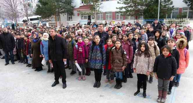 Depremzede öğrenciler yeni sıra arkadaşları ile ders başı yaptı