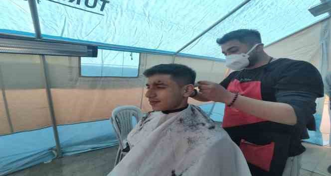 Depremde yakınlarını kaybeden gönüllü berberler, Kahramanmaraş’ta afetzedeleri tıraş ediyor