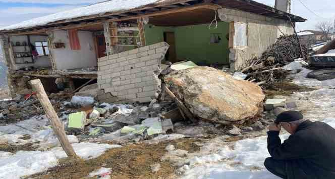 Depremde dağdan kopan kayalar evlerin üzerine düştü