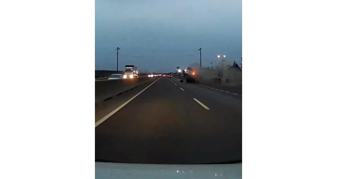 Kaza anı araç kamerasına saniye saniye yansıdı