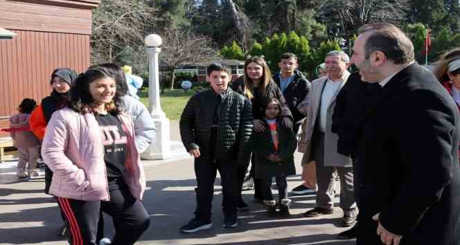 Tutuk, depremzede çocukları Yürüyen Köşk’te ağırladı