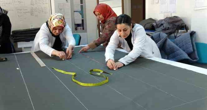 Yozgat’ta depremzedeler için uyku tulumu üretiliyor