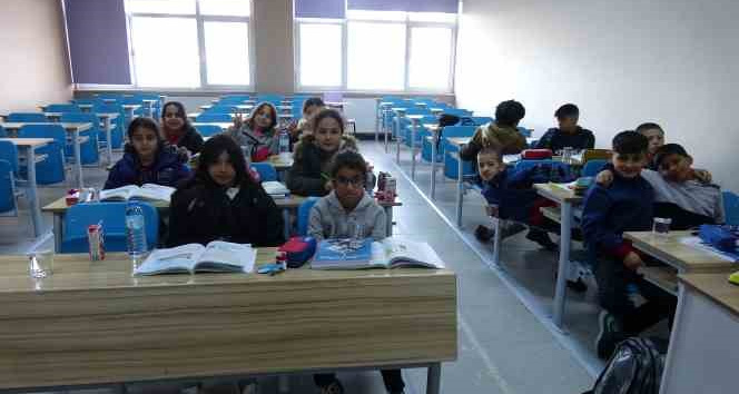 Eğitim Fakültesi depremzede çocuklar için okula dönüştürüldü