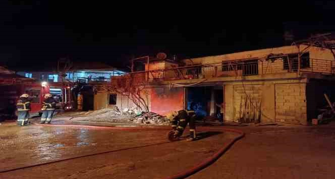 Burdur’da biri metruk 2 ev yangında kullanılamaz hale geldi