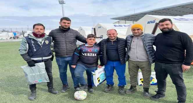 Türkiye yazılı topa vurmayan Enes Trabzonspor’un gönderdiği top ve formasına kavuştu