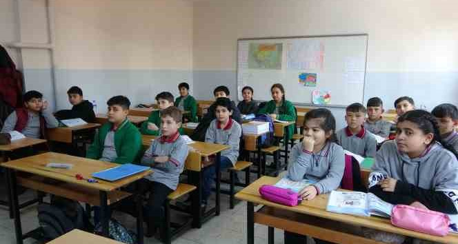 Isparta’da depremzede öğrenciler için ilk ders zili çaldı